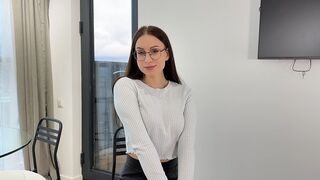 Forró ava rendesen megdolgozik az állásért, és telelövi a száját