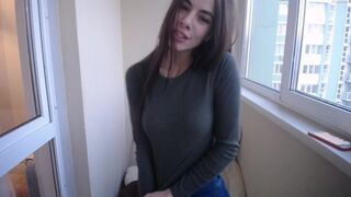 Csinos kiscsaj tanya mutatja a cicijét