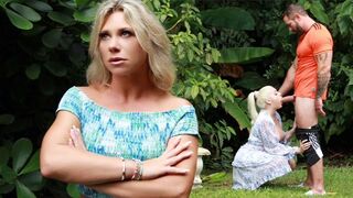 Hihetetlen Szexfilm a Pervz Csatornán: Nevelő Apa és Lánya Forró Hármasa Hatalmas Fasszal