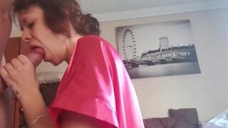 Göndör hajú milf cidázza és kézimunkázza a farkamat amíg elélvezek