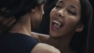 Ebony Vampire Mistress Lia Lin elcsábít egy latin amerikai hatalmas keblű tini puncit a Vampired durva domina játékában