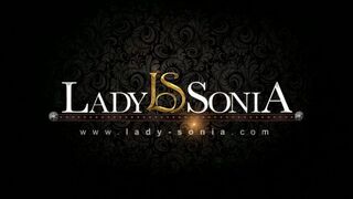 Lady Sonia megmutatja a brit MILF csábítását egy fiatal kiscsaj előtt kötözős jelenetben