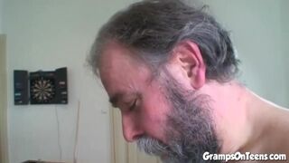 Tini vörös picsa cidázza és lovagol a nagypapa farkán