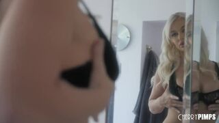 Méretes Cickós Világos Szőke Milf Mélytorok Akcióban a Cherry Pimps Csatornán